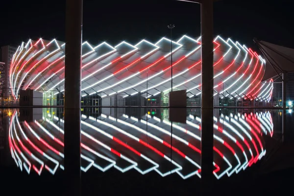 Vista Serale Dell Edificio Moderno Illuminato Che Riflette Una Superficie — Foto Stock