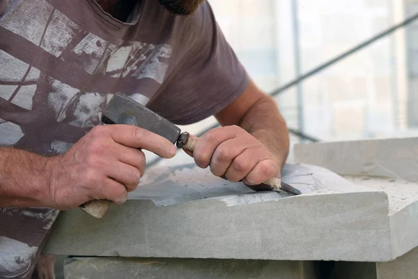 Primer Plano Las Manos Del Escultor Está Trabajando Una Piedra —  Fotos de Stock