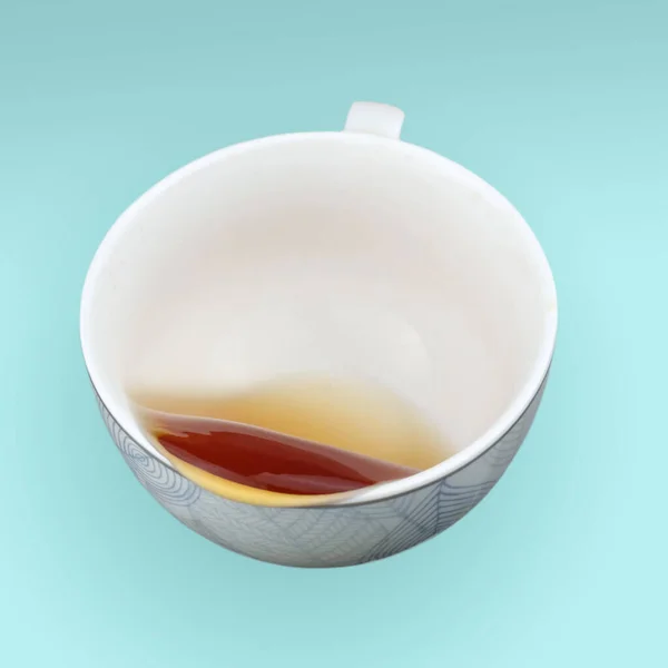 Падающая Чашка Залитым Чаем — стоковое фото