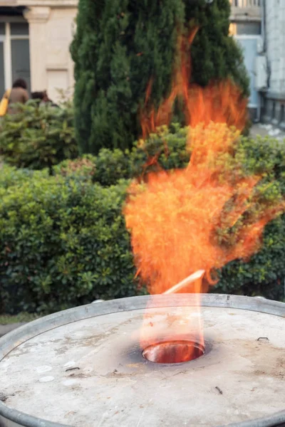 Flammen Schlagen Aus Dem Loch Der Metalltonne — Stockfoto