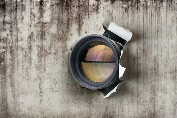 Paparazzi Gizli Kamera Kavramı Kamera Lensi Eski Kağıt Duvardaki Delikten — Stok fotoğraf