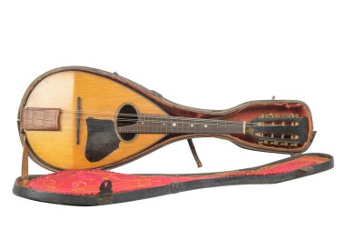 Beyaz arkaplanda izole edilmiş eski bir mandolin..