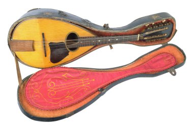 Beyaz arkaplanda izole edilmiş eski bir mandolin..