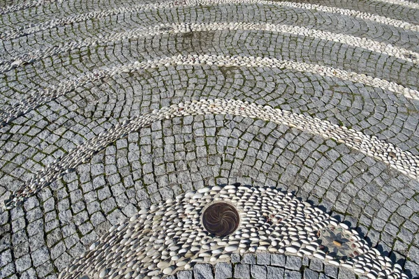 石畳の小石で作られた装飾的な道 装飾石畳の舗装の背景 — ストック写真