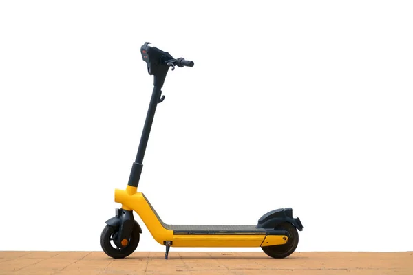 Scooter Eléctrico Amarillo Sobre Pavimento Aislado Sobre Fondo Blanco —  Fotos de Stock
