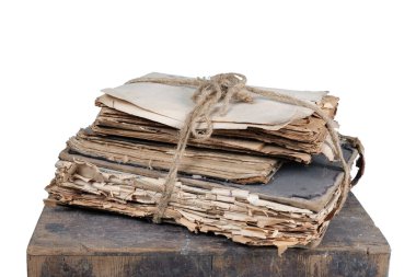 Eski kitaplar ve kağıtlar ahşap bir stantta iple bağlanmış, beyaz arka plan izole edilmiş.