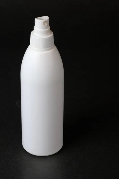 Botella Plástico Aerosol Blanco Sobre Fondo Oscuro — Foto de Stock