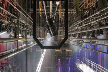 Tiyatronun sahne arkasında teknik ekipman var. Sahne ışıkları canlı müzikal ve tiyatro etkinlikleri için donanım yapısı