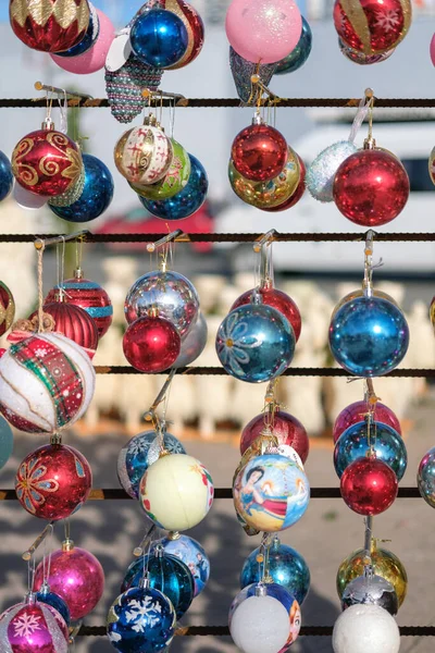 Verschiedene Bunte Weihnachtskugeln Auf Dem Ständer Vor Verschwommenem Hintergrund — Stockfoto