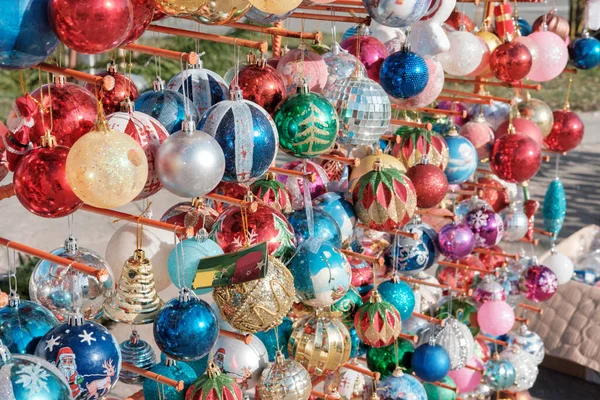 Verschiedene Bunte Weihnachtskugeln Auf Dem Ständer Vor Verschwommenem Hintergrund — Stockfoto