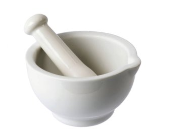 Beyaz arka planda beyaz porselen havan ve tokmak izole