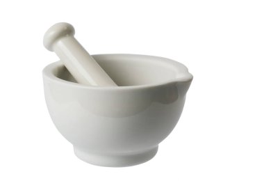 Beyaz arka planda beyaz porselen havan ve tokmak izole