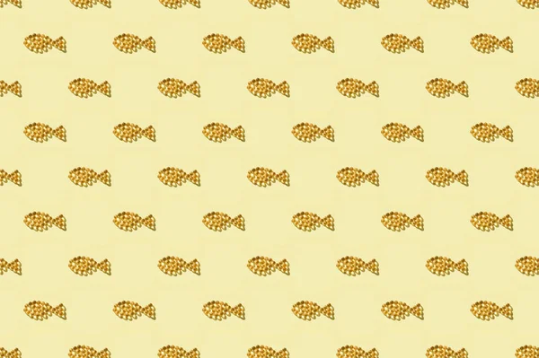 Sarı Zemin Üzerinde Balık Şeklinde Balık Yağı Kapsüllerinin Pürüzsüz Deseni — Stok fotoğraf