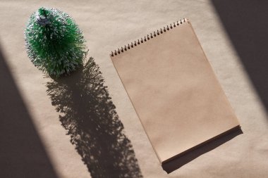 Dilekler, amaçlar ya da yapılacaklar listesi için boş defter. Asgari Noel konsepti.