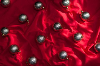 Kırmızı tekstil üzerinde altın noel topları. Noel arkaplanı.