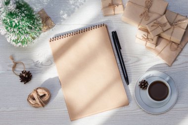 Boş defter, kalem, el işi paketleme kutuları, düz konum, üst görünüm.