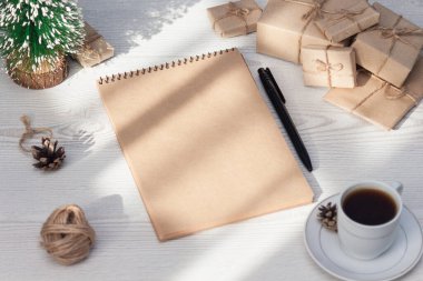 Boş defter, kalem, el işi paketleme kutuları, düz konum, üst görünüm.