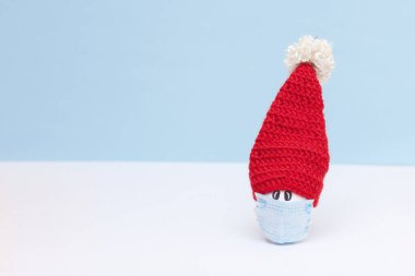 Noel Baba şapkalı yumurta. Yaratıcı minimal noel konsepti.