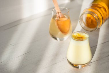 Ballı zerdeçal tozu. Sağlıklı ayurvedik içki, detoks içeceği. Boşluğu kopyala.