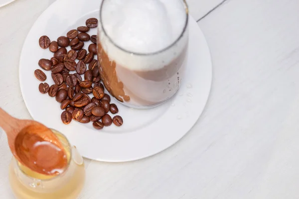 Café Vidro Com Leite Espuma Com Mel Mesa Madeira Branca — Fotografia de Stock