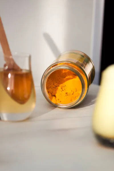 Glas Mit Kurkumapulver Mit Honig Gesundes Ayurvedisches Getränk Entgiftungsgetränk Kopierschutz — Stockfoto
