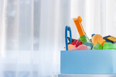 Bağış yapmak ya da geri dönüşüm için eski plastik oyuncaklarla dolu bir kutu. Boşluğu kopyala.