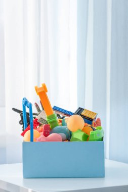 Bağış yapmak ya da geri dönüşüm için eski plastik oyuncaklarla dolu bir kutu. Boşluğu kopyala.