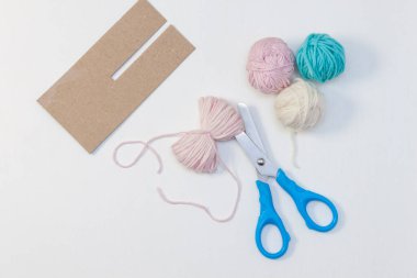 El yapımı ponpon kullanma talimatı. Adım adım. Çocuklar için DIY kavramı.