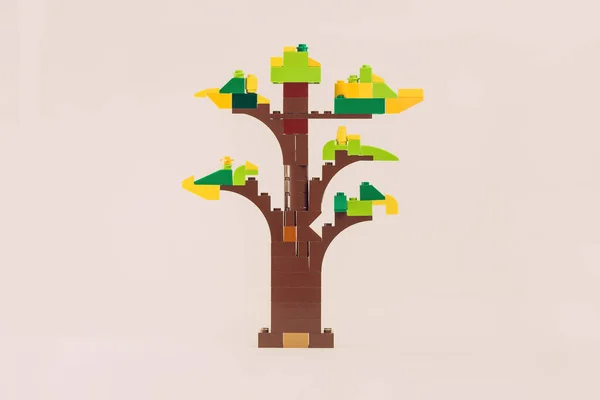 木の形をした多色のプラスチックレンガ 育成の概念 — ストック写真