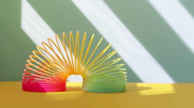 Oyuncak plastik renkli gökkuşağı spiral, anti-stres konseptini durdurun..