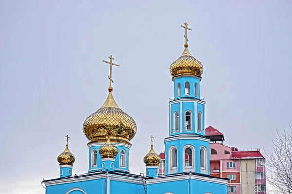Золотые Купола Маленькой Провинциальной Церкви — стоковое фото
