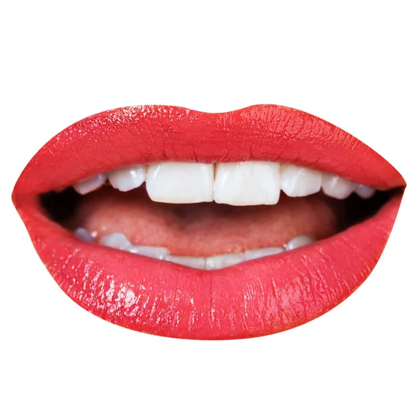 女性の唇を赤い口紅で切り取り 白い背景に孤立した目に見える白い歯と舌 被写界深度の浅い画像 ストック画像