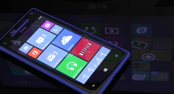 Windows Phone 8 con reflejo de Windows 8 — Foto de Stock