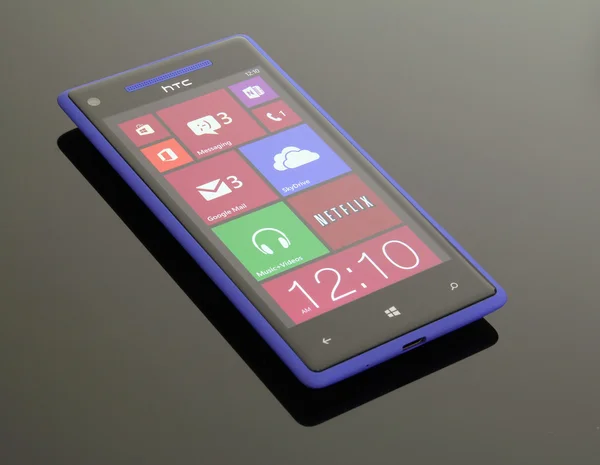 Ve Windows phone 8 na reflexní skleněný stůl. — Stock fotografie