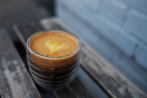 Kopp Kaffe Står Ett Träbord Mot Tegelvägg Fokusera Drink Trendig — Stockfoto
