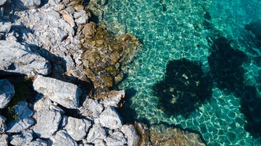 Kuş bakışı suda turkuaz. 