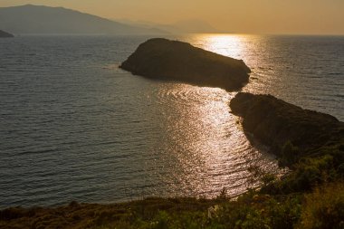 günbatımı ada üzerinde