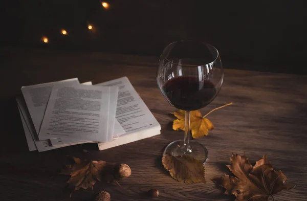 Bodegón Con Vino Tinto Libro Nueces Hojas Otoño Copa Vino —  Fotos de Stock