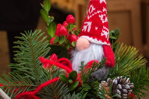 Ніжна Іграшка Різдвяному Дереві Маленька Карликова Лялька Червоному Капелюсі Лялька — стокове фото