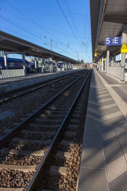Avusturya 'daki boş tren istasyonu. Tren istasyonuna varış ve kalkış tahtası. Deutsche Bahn İstasyonu. Toplu taşıma konsepti. Seyahat yerleri kavramı. Bakış açısıyla tren rayları. 