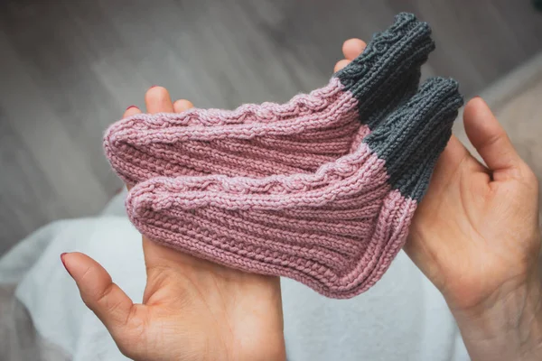 Frau Mit Gestrickten Kindersocken Handgemachte Wollsocken Warme Winterkleidung Für Babys — Stockfoto