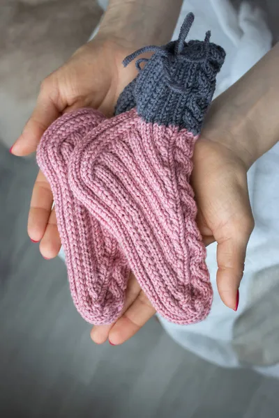 Woman Holding Knitted Child Socks Handmade Wollen Socks Warm Winter — Stock Photo, Image