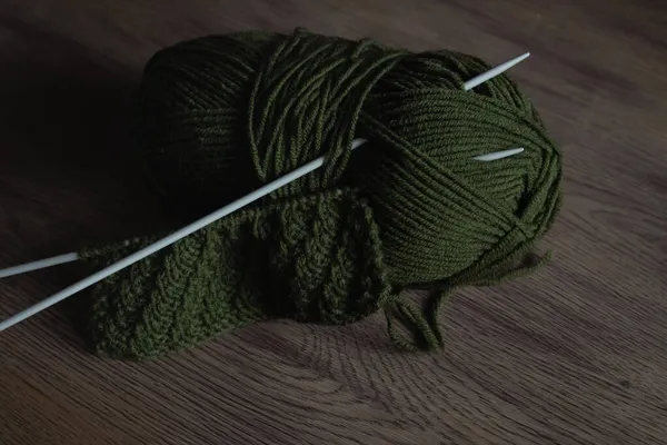 Dark Green Yarn Knitting Needles Wooden Table Green Wool Needles — Stock Photo, Image