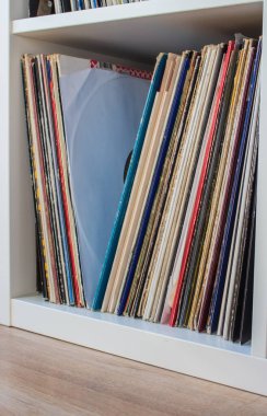 Kollu vinil diskler yığını. İkinci el klasik vinil yığını. Müzik nostaljisi. DJ vinil koleksiyonu. Retro şarkılar. Klasik ses ve müzik seti. Eski moda müzik.