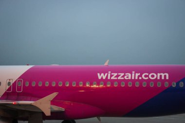 Memmingen, Almanya - 11.23.2021: Wizz Havaalanı 'nın uçağı. Düşük maliyetli havacılık şirketi. Uluslararası seyahat konsepti. Wizzair şirketinin jet uçağı. Düşük-Cosr Havayolları. Uçak ulaşımı. 