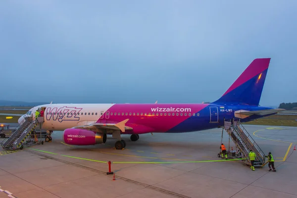 Memmingen Németország 2021 Wizz Air Légitársaság Repülőgépe Repülőtéren Olcsó Légi — Stock Fotó