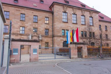 Nuremberg, Almanya - 11.18.2021: Nuremberg tiral 'in tarihi binası. Nuremberg duruşmalarının tarihi. Faşizm ve Nazizm tarihi. Adalet kavramı. İkinci Dünya Savaşı tarihi. Adliye binasının ünlü dış mekanı..