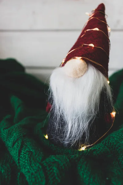클로스의 배경에 복장을 장난감 모자를 귀여운 난쟁이 요정이야 크리스마스 크리스마스 — 스톡 사진
