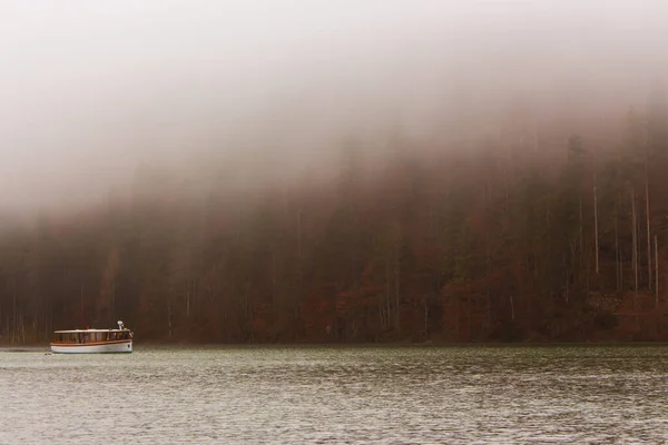 Fog Lake Kenigsee Germany Small Island Middle Lake Tourist Boat — Fotografia de Stock