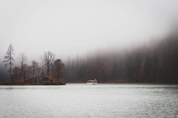 Fog Lake Kenigsee Germany Small Island Middle Lake Tourist Boat — Fotografia de Stock